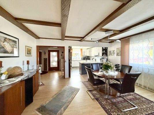 Essbereich mit Blick in Wohnküche und Diele