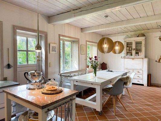 Küche mit Ausgang zum Garten