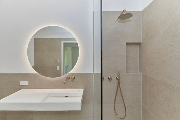 Bad mit begehbarer Dusche und Badewannen