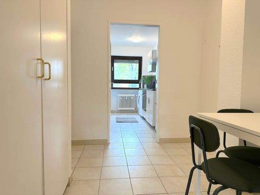 Helle Küche mit Esstisch