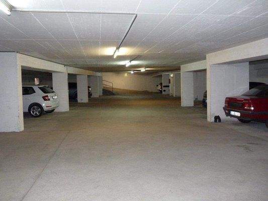 Großräumige helle Tiefgarage.jpg