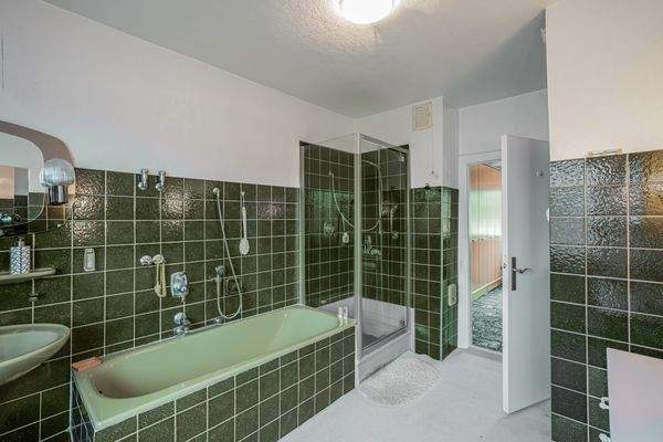 Badewanne mit Dusche