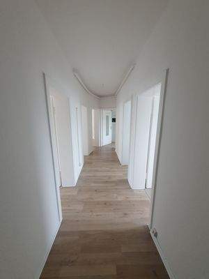 Heller Flur mit Holzfussboden