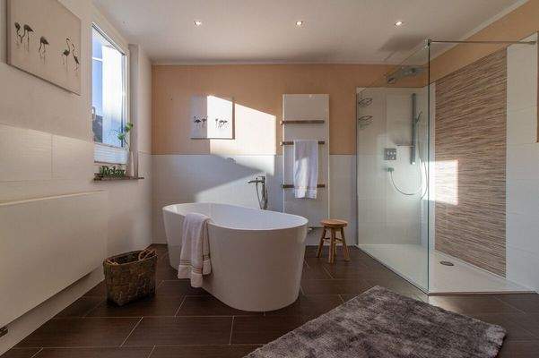 neuwertiges Badezimmer mit freistehender Badewanne