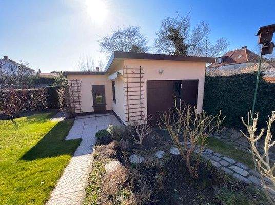 die Garage mit Nebengelass