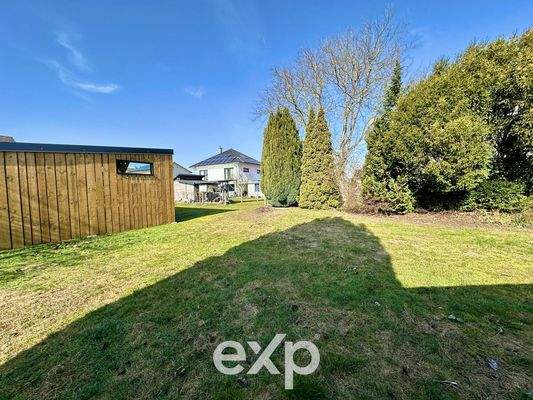 Einfahrt Grundstück mit Nachbarbebauung