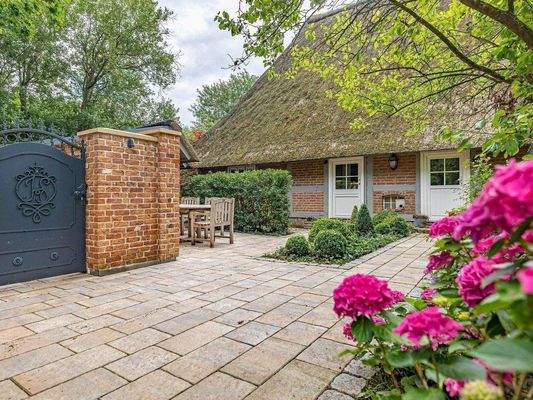 Westansicht des reetgedeckten Altbaus.jpg