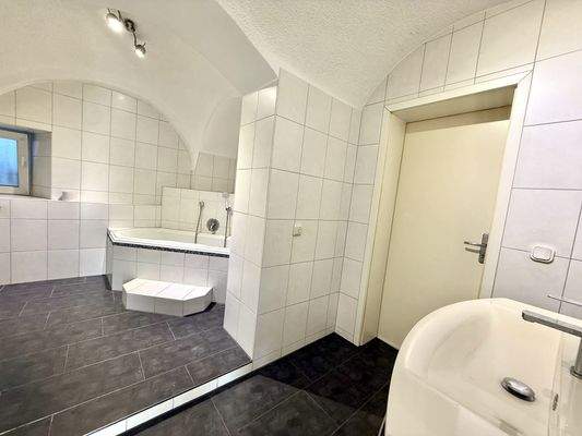 modernes Badezimmer mit Wanne