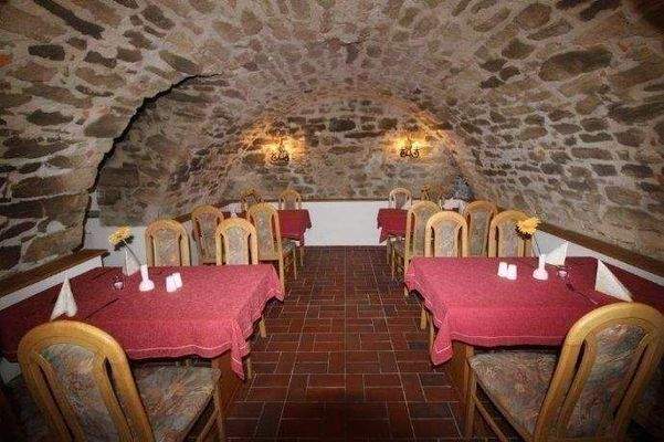 Weinkeller mit ca. 25 Sitzplätzen