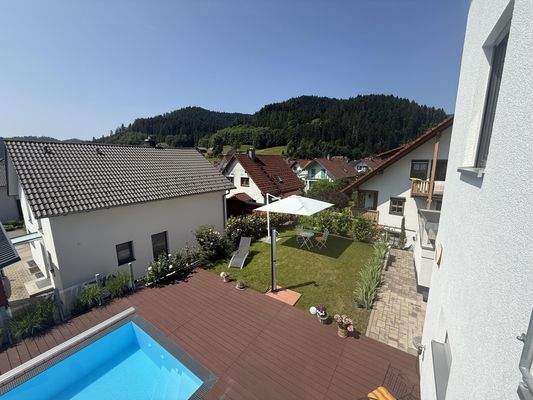 Blick vom Balkon in den Garten