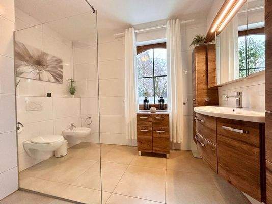 Bad mit Dusche - Erdgeschoss