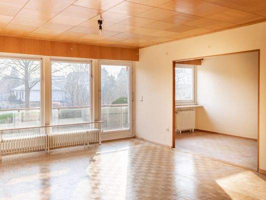 Offener Wohn- und Essbereich mit Balkon