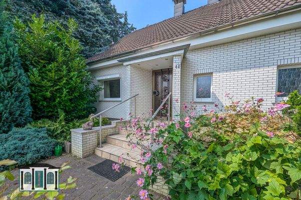 Außenansicht mit Eingang