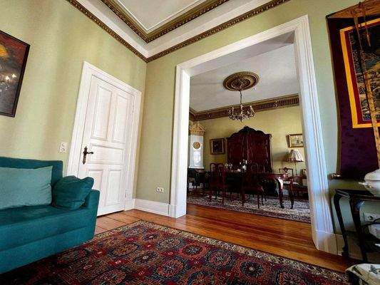 doppeltes Wohnzimmer mit Schiebetür