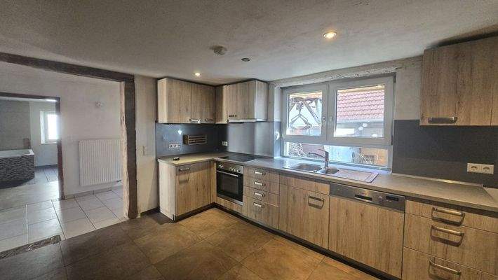 Küche mit Zugang zum Hof