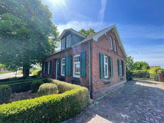 Straßenansicht mit Kanallage