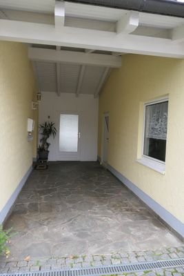 überdachter Eingangsbereich