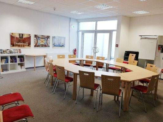 grosser Besprechungsraum Blick zur Glastür