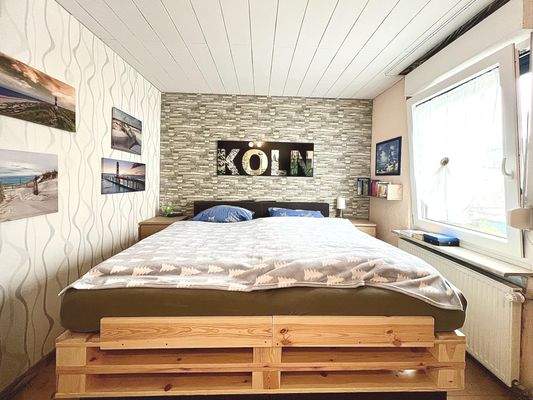 Großzügiges Elternschlafzimmer im OG.