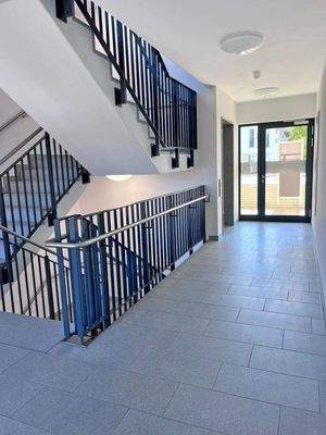 Treppenhaus mit Aufzug