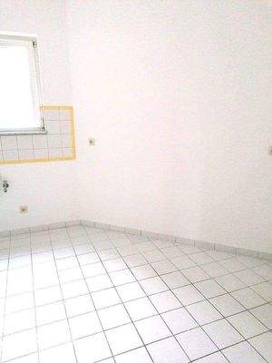 geflieste Küche mit Fenster