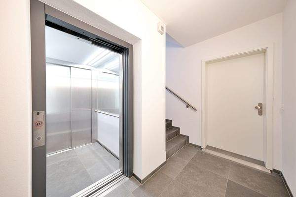 Treppenhaus mit Aufzug