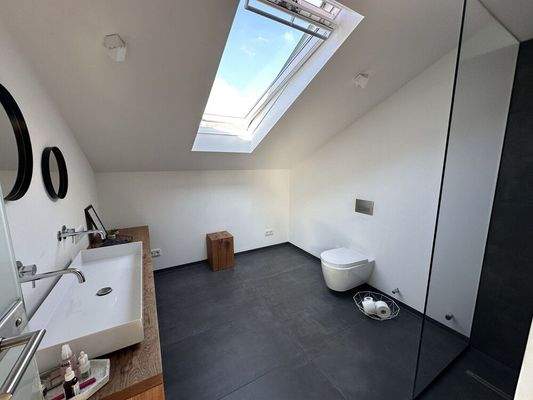 Badezimmer mit Dusche und WC (OG)