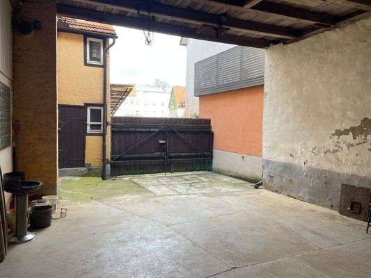 üppiger Hofbereich überdacht