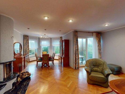 Essbereich mit Austritt zur Terrasse