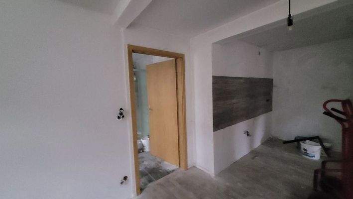 Blick Küche / Zugang Bad 