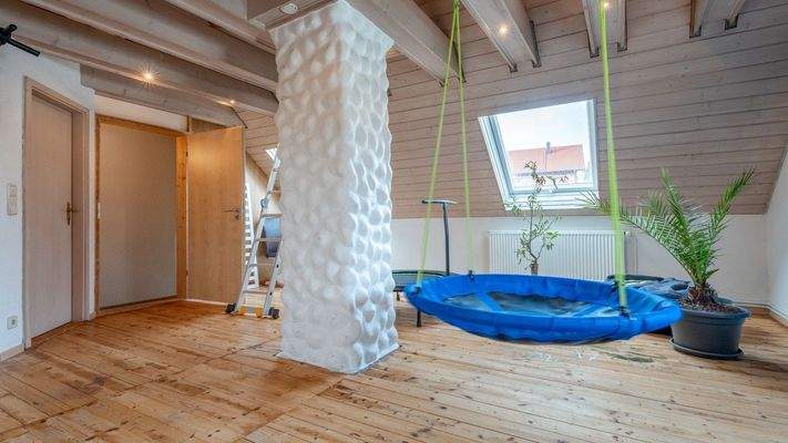 Großzügiger Wohnraum im Dachgeschoss