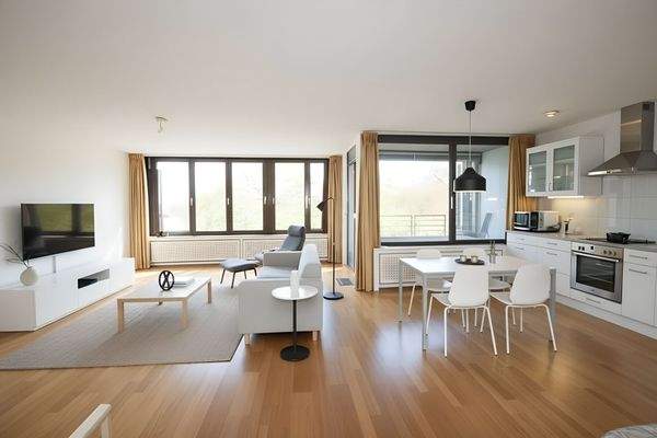 Der Wohn-Essbereich mit offener Küche