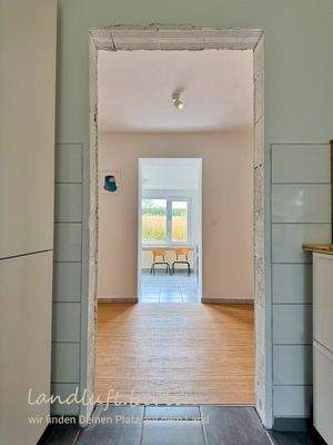 Blick von der Küche in Richtung Vorraum.jpg