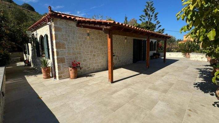 Kreta, Kournas: Malerisches Steinhaus mit bezauberndem See- und Meerblick zu verkaufen