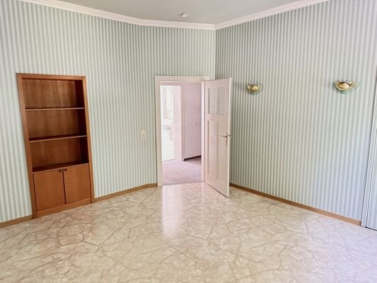 Zimmer 1, OG