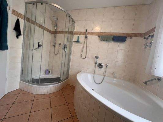 Wellness-Oase mit Komfort: Großzügiges Badezimmer mit Dusche und Badewanne zum Entspannen