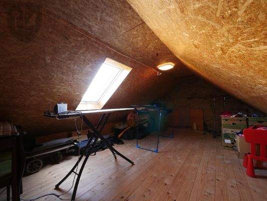  Ausgebauter SPITZBODEN - mittig Stehhöhe