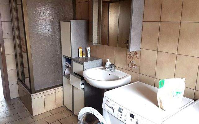 Bad mit Dusche und Waschmaschinenanschluss OG