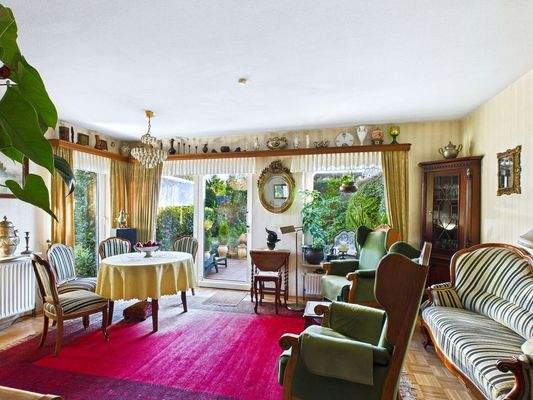 Wohnzimmer mit Blick in den Garten