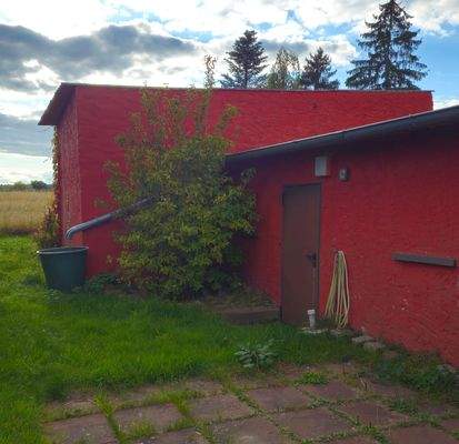 Rückansicht der Garagen auf dem Grundstück.jpg