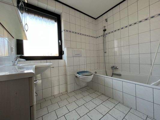 Glänzende Fliesen lassen das Bad größer wirken