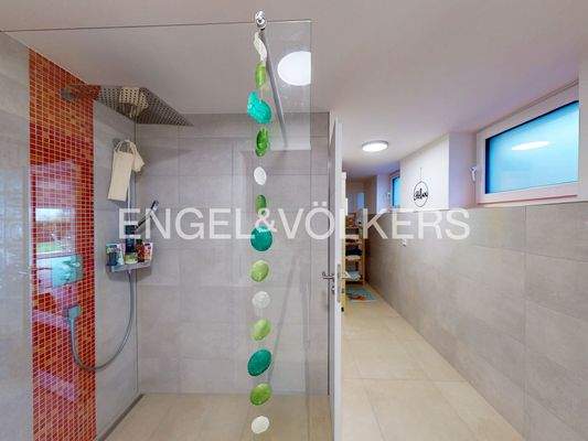 Ein separater Wellnessbereich mit bodentiefer Dusche befindet sich im Gartengeschoss