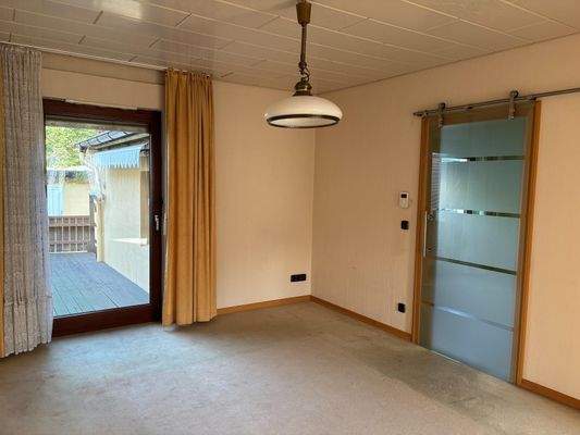 Wohnzimmer mit Zugang zur Terrasse