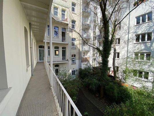 Balkon mit Blick in den Innenhof