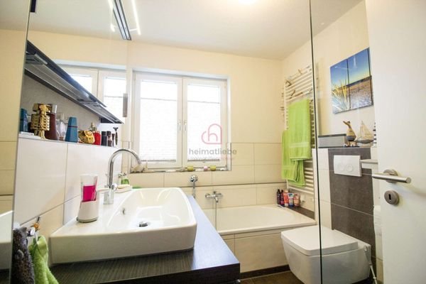 Tageslichtbad mit Wanne und ebenerdiger Dusche