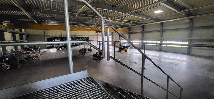 TREPPENAUFGANG VON DER HALLE ZUM STAURAUM