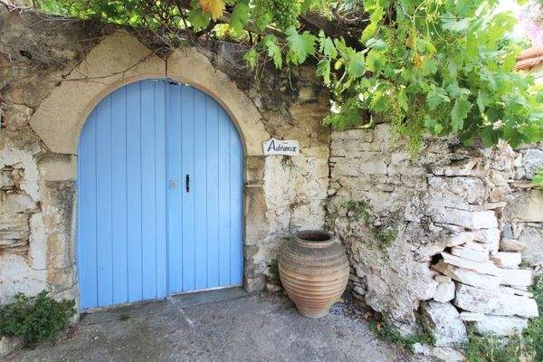 Schönes Steinhaus zum Verkauf mit Meerblick in Aspro