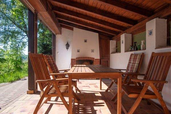 Überdachter Freisitz mit Kamin