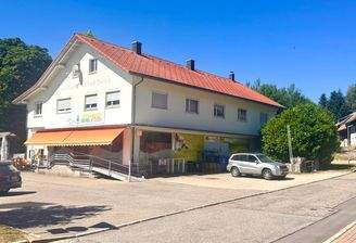 Wohn- und Geschäftshaus – Straßenansicht mit Dorfladen