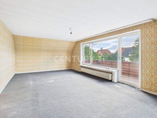 Wohnzimmer mit Balkon im Dachgeschoss